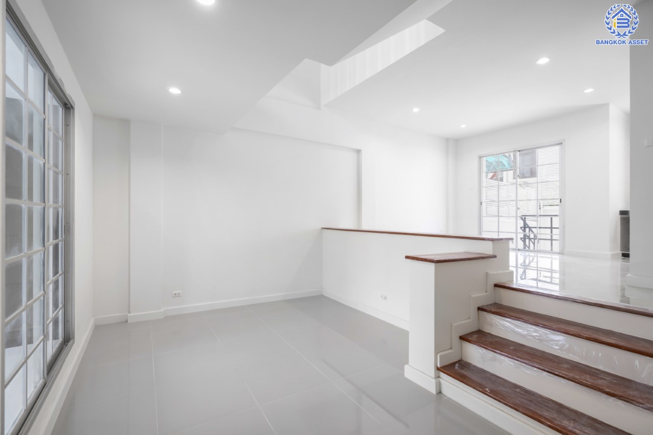 บ้านมือสองตกแต่งใหม่ ม.พลัสซิตี้พาร์ค เกษตร-งามวงศ์วาน ทาวน์โฮม 3 ชั้น ตอบโจทย์ทุกการอยู่อาศัย เนื้อที่ 23.4 ตร.ว. ฟังก์ชัน 3 ห้องนอน 4 ห้องน้ำ 2 ที่จอดรถ (ห้องนอนทุกห้องมีห้องน้ำในตัว) เดินทางสะดวกสบายบนทำเลใจกลางเมือง เข้าออกได้ 3 เส้นทาง ได้แก่ ถ.วิภาวดี ถ.งามวงศ์วาน ถ.ประชาชื่น ใกล้ ม.เกษตร, เดอะมอลล์งามวงศ์วาน และรถไฟฟ้าสายสีเขียว "สถานีมหาวิทยาลัยเกษตรศาสตร์"